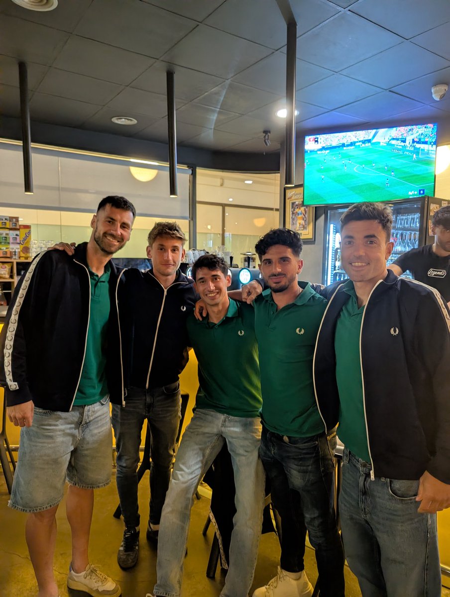 UEO1921's tweet photo. 🌭🍻 Celebrem la permanència al #LegendsSportsBar, el nostre punt de trobada al centre de la ciutat!

#OlotMestalla #2RFEF3 https://t.co/R0fH8EkZ88