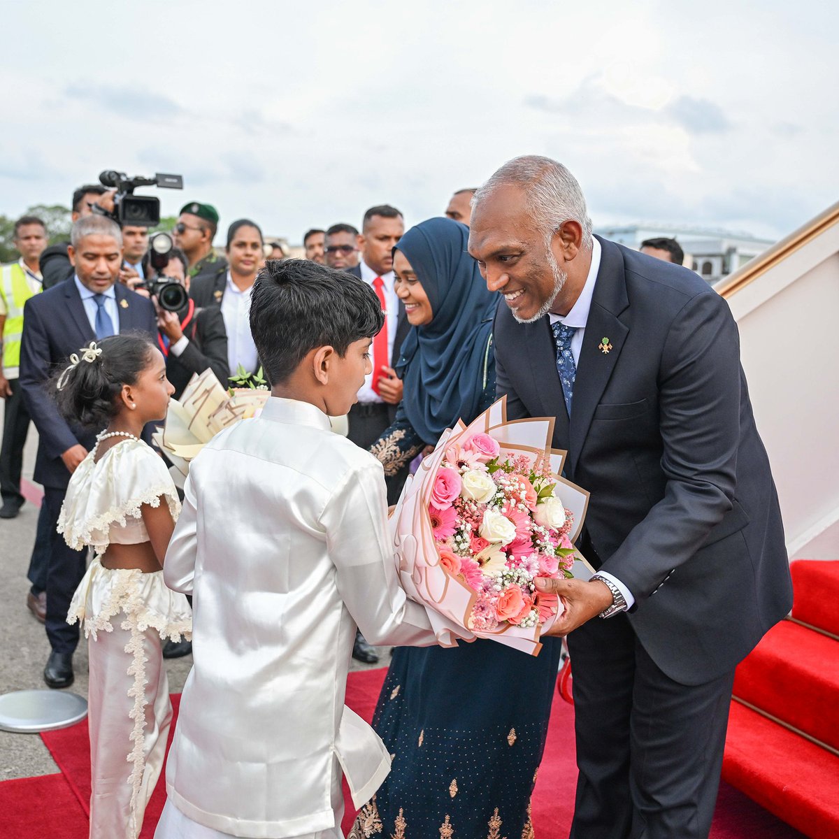 SukunEnglish's tweet photo. Maldives President Muizzu Arrives in Sri Lanka for State Visit to Boost Bilateral Ties  

#Maldives #SriLanka @presidencymv @MMuizzu @Dr_HariniA @SLinMaldives @MDVinSriLanka https://t.co/LQEMMyM93g
