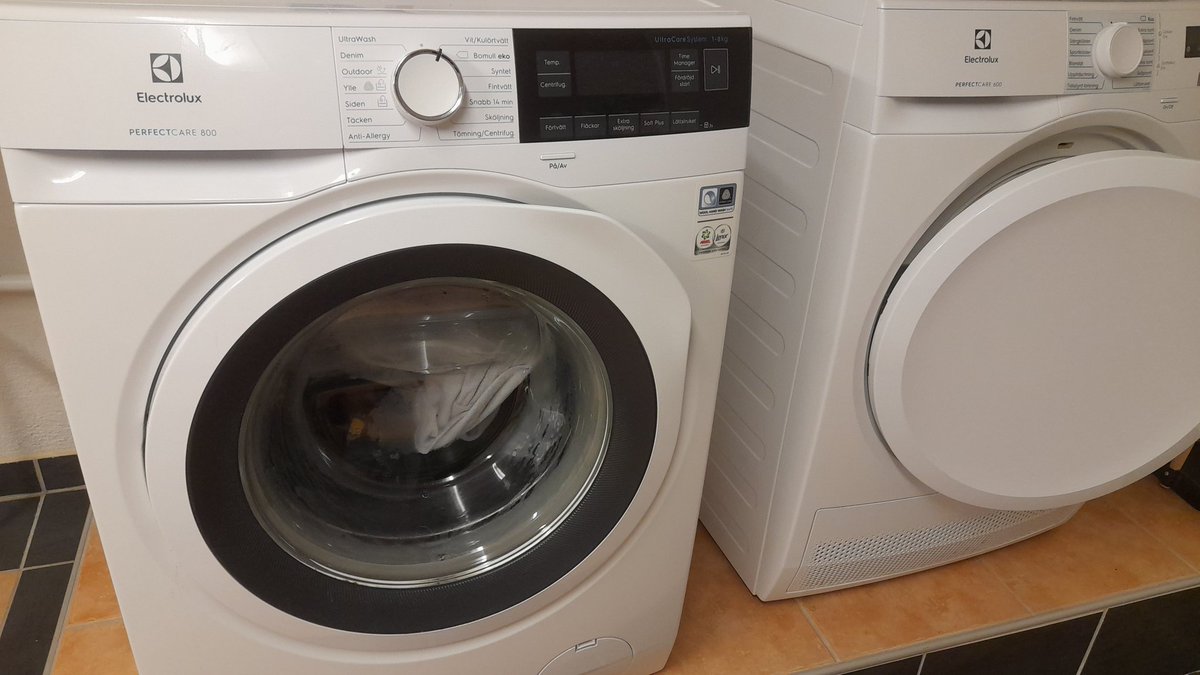 SwedishGamester's tweet image. I'm in the #basement taking care of the fresh #laundry and noticed there's a bunch of #balloons down here! 🎈

So, either;
A: Someone in the #building has thrown a #BirthdayParty! 🥳

Or;
B: The demonic clown #Pennywise is out to get me! 😱

What do you think is most likely? 🤔