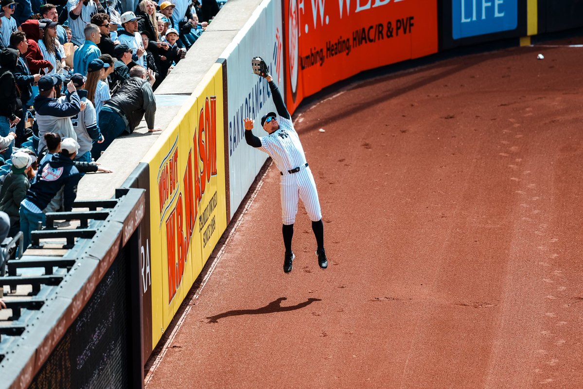 Yankees's tweet image. He rules in favor of the defense 👨‍⚖️

#RepBX