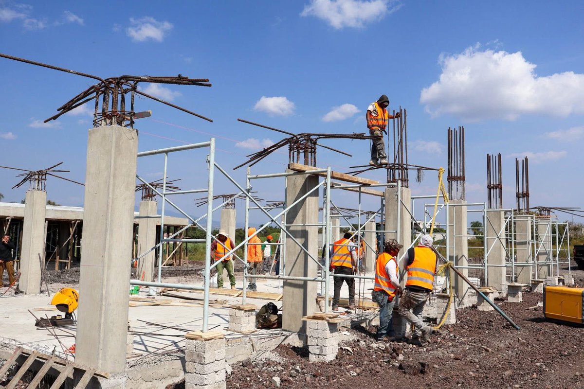 linea_caliente_'s tweet image. #Local | En el marco del Día de la Santa Cruz, el Gobierno de Morelos reconoció al sector de la construcción como un motor clave de oportunidades y desarrollo, que da sustento a cerca de 85 mil personas en la entidad.

A través de la historia de Juan Carlos Morales, albañil con