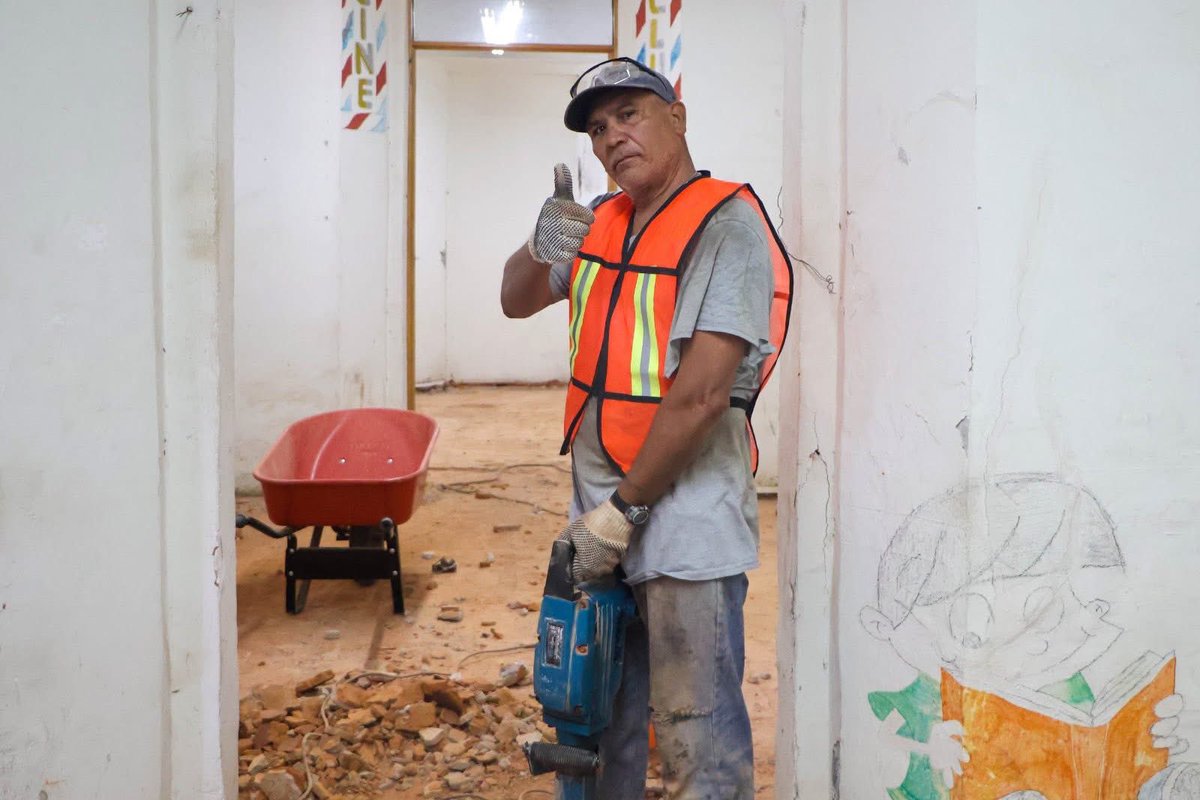 linea_caliente_'s tweet image. #Local | En el marco del Día de la Santa Cruz, el Gobierno de Morelos reconoció al sector de la construcción como un motor clave de oportunidades y desarrollo, que da sustento a cerca de 85 mil personas en la entidad.

A través de la historia de Juan Carlos Morales, albañil con