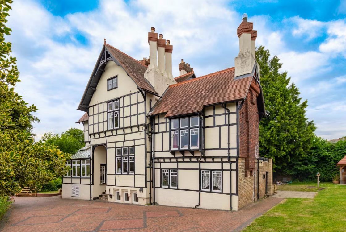 WeAcceptPets's tweet image. 🌿 Fairlea Grange Escape 🌿

Just 5 minutes from the station and only 10 minutes from the breathtaking Brecon Beacons, it offers both convenience and access to stunning scenery. 🌄

Accepts 🐶 🐈
weacceptpets.co.uk/Monmouthshire/… 

#FairleaGrange #Monmouthshire #BreconBeacons #Countryside