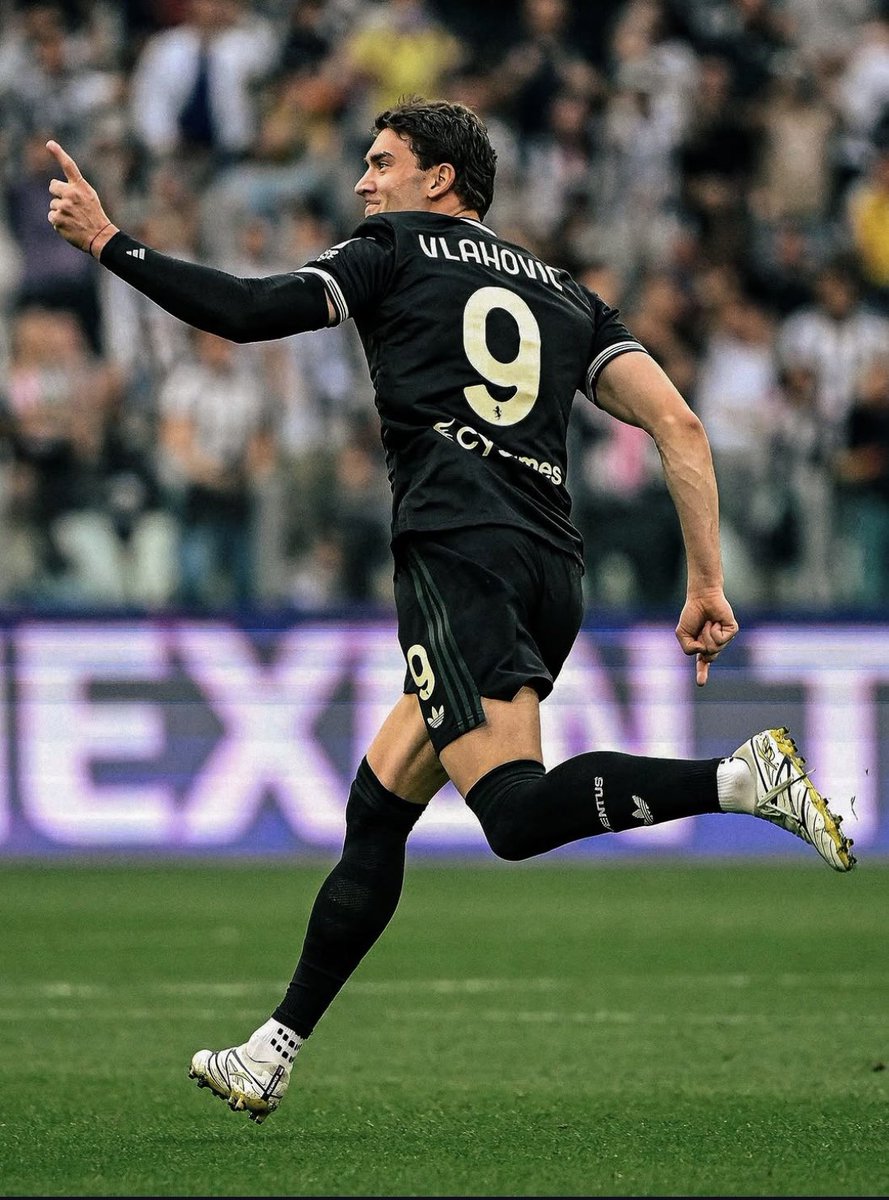 LineaJuve24's tweet image. 🎯🇷🇸Torna a lasciare il segno Dušan #Vlahovic e lo fa nella serata più complicata per i compagni📉

🧐Il serbo si conferma il vero centravanti della #Juventus e manda un segnale forte alla dirigenza: perderlo eventualmente a parametro zero, potrebbe non essere una scelta così