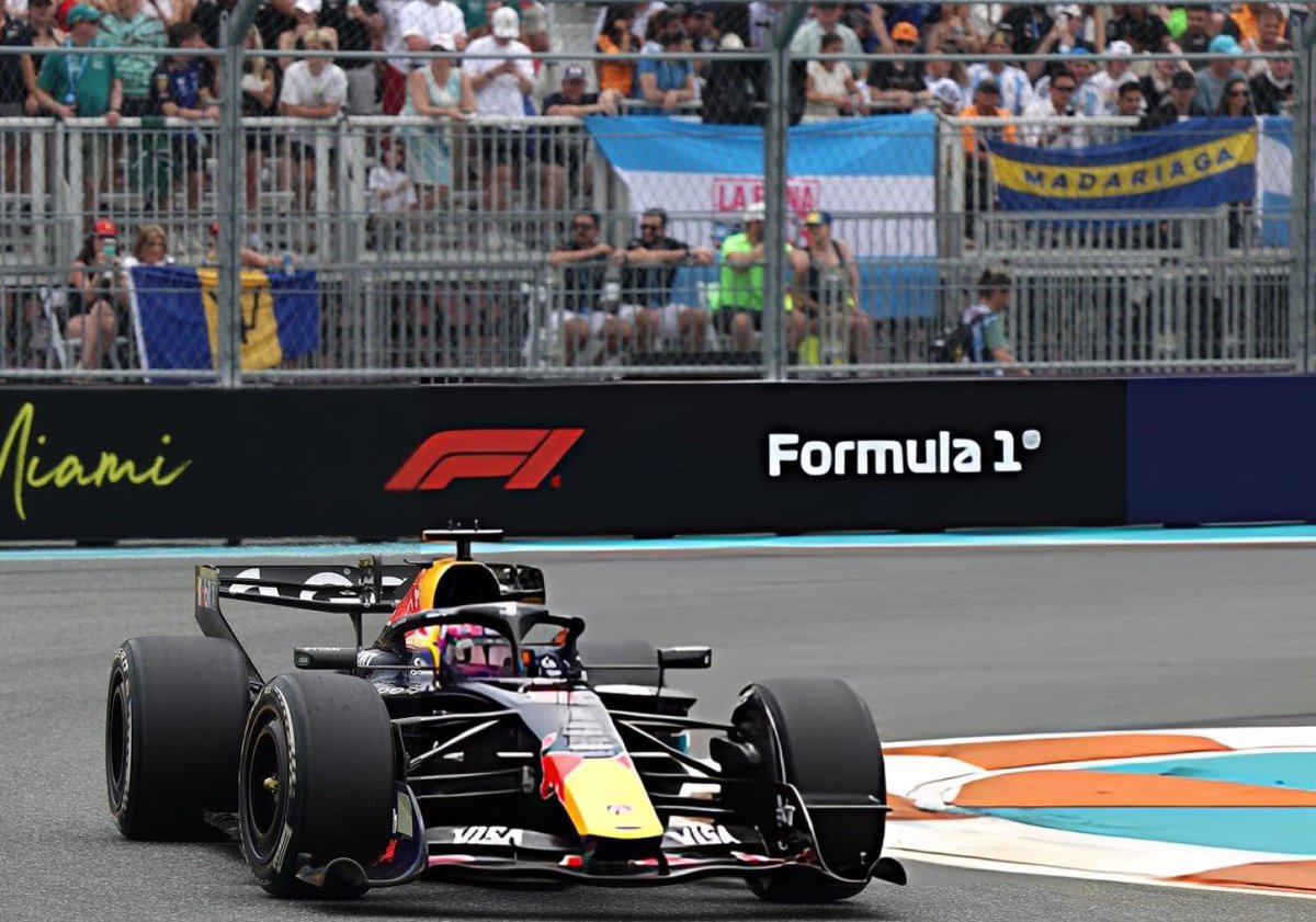VERSTAPPEN CON UNA BANDERA DE BOCA DE FONDO