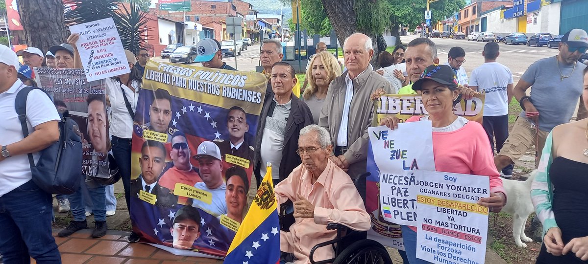 AngelSantiagoPP's tweet photo. ✅️🇻🇪🗣️ Desde la Plaza Daniel Tinoco de San Cristóbal, acompañando a los familiares de los P. P

Concertación C presente en la campaña inter por la liberación de todos los Presos Políticos

María Corina M próxima Presidenta de Venezuela
@MariaCorinaYA 
@CesarPerezVivas https://t.co/SiGHAzc96z