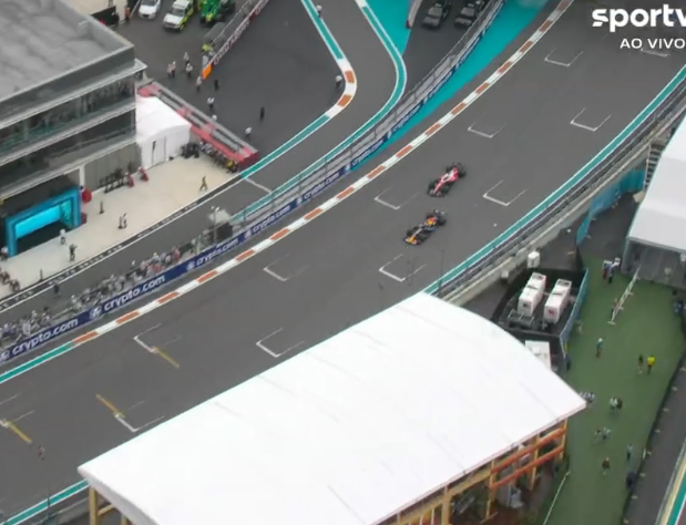 Verstappen PASSOU Leclerc nos metros finais