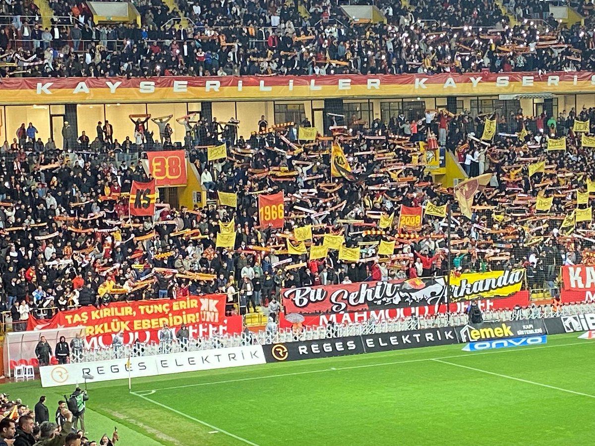 MhpKayseri38's tweet photo. MHP Kayseri Milletvekilimiz Sn.Baki Ersoy, İl Başkanımız Sn.Enes Ertuğrul Kalın, il divan ve yönetim kurulu üyelerimiz ile Ülkü Ocakları İl Başkanımız Sn. Halit Yağmur’un katılımlarıyla, sevdamız Kayserispor’umuzun Eyüpspor ile oynadığı kritik mücadelede tribündeki yerimizi aldık.

Şehrimizin gururu Kayserispor’umuza bu önemli karşılaşmada üstün başarılar diliyoruz.