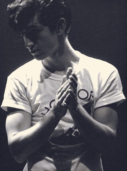Alex Turner’s hands tweet media
