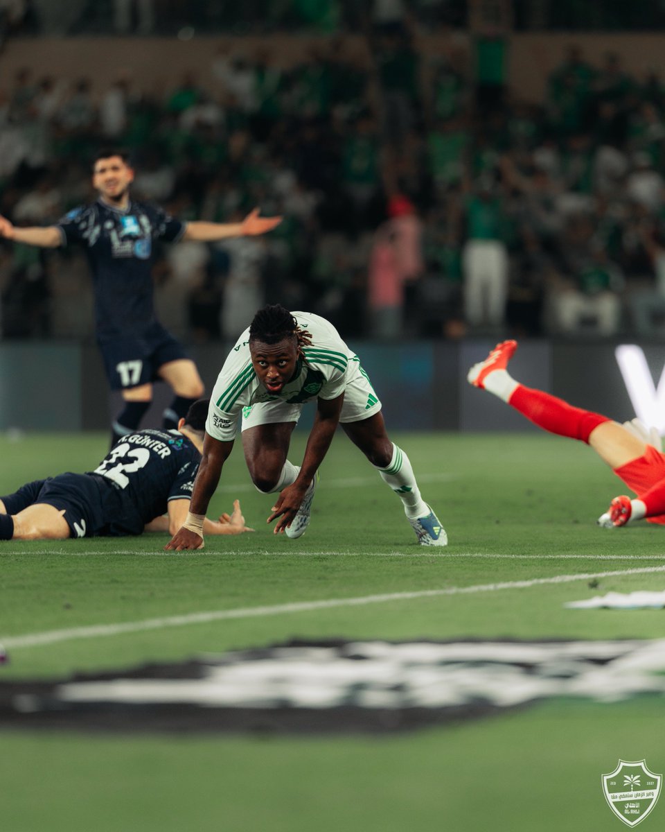 ALAHLI_FC's tweet photo. أتانجانا لا يُخطئ أمام المرمى 🎯📸

#الأهلي_الأخدود | #دوري_روشن_السعودي https://t.co/EEpKGaNziU