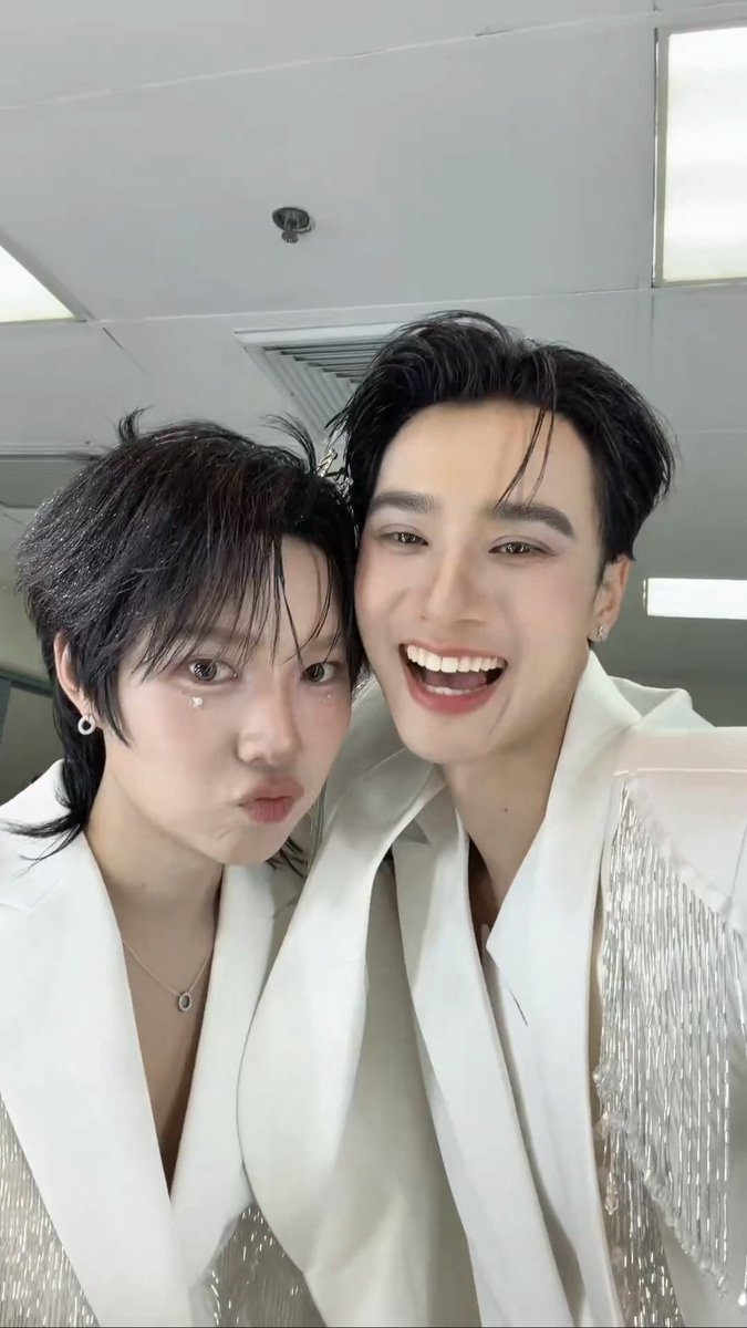 นี๋ร์ Ní tweet media