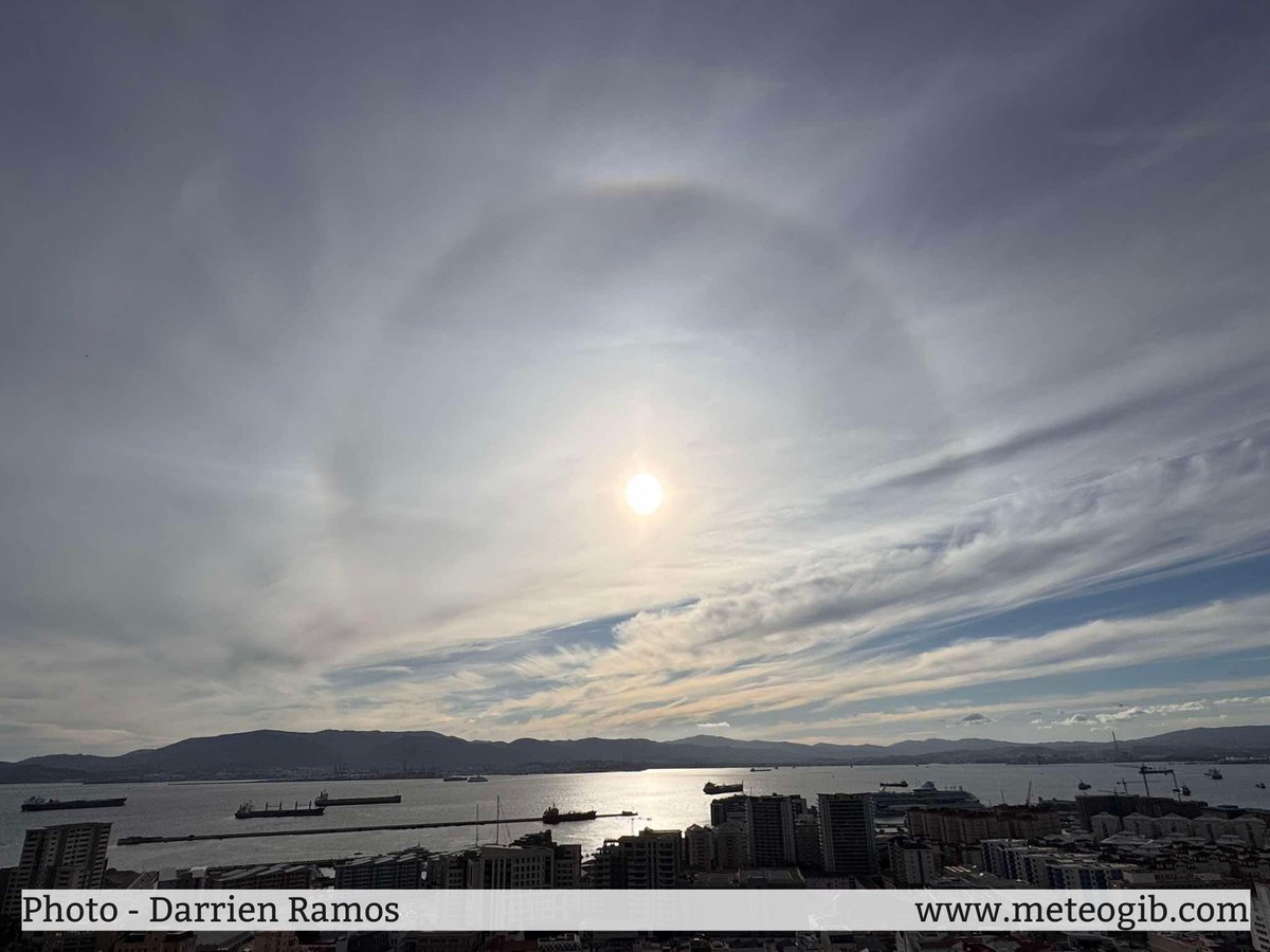 MeteoGib_'s tweet image. #Gibraltar - 03/05 - another fantastic view of a classic 22° #Solar #Halo this evening - captured looking across the Bay, thanks to MeteoGib follower Darrien Ramos.
These phenomena are formed by refraction of the sunlight in the ice crystals of high cirrus clouds.

#Meteorology