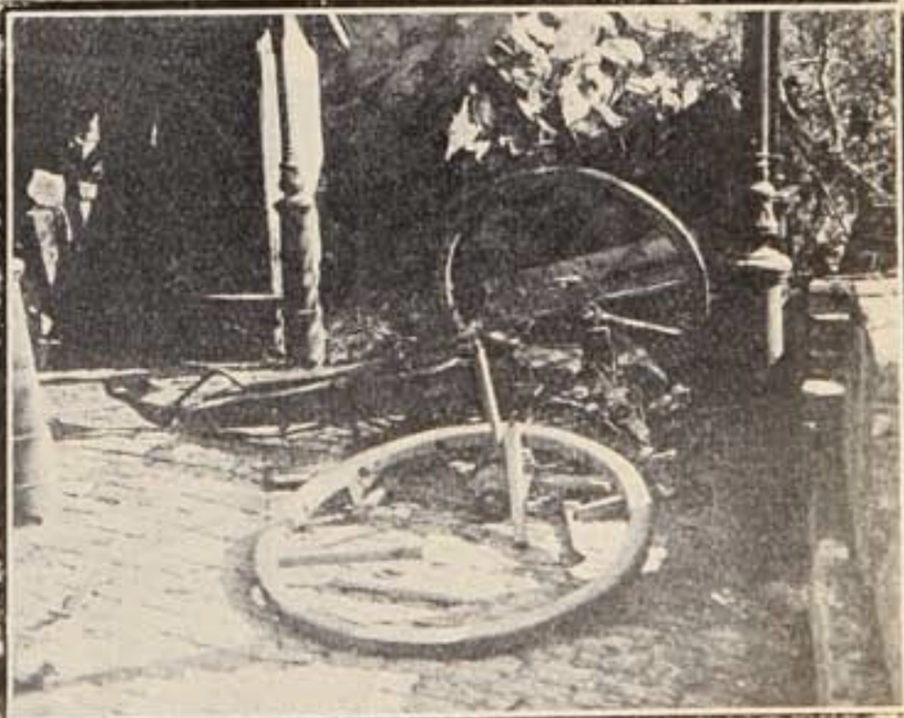 En 1916, específicamente el 1 de enero, ocurrió un accidente fatal con el cañón del Cerro Santa Lucía en Santiago.

Durante la celebración de Año Nuevo, el artillero Juan Larenas duplicó la carga de pólvora para hacer un disparo más fuerte y festivo. El cañón no resistió la