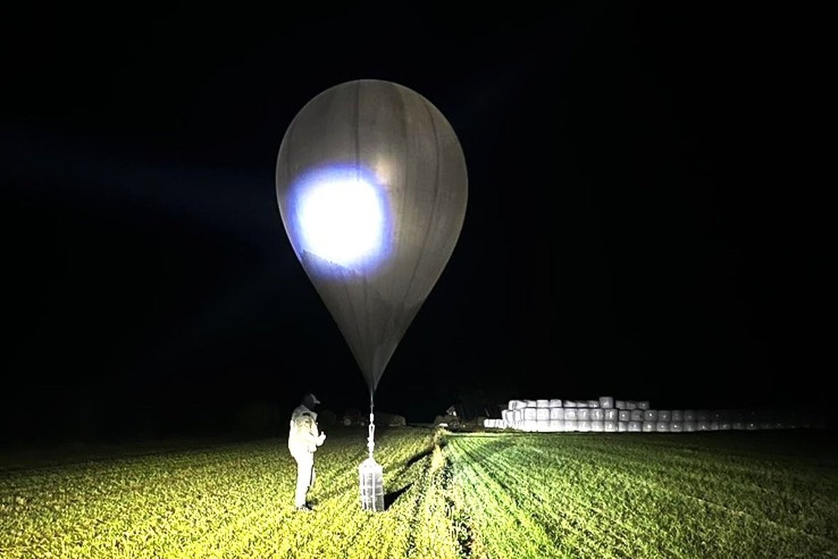 Drone_Wars_'s tweet image. A balloon-based drone repeater has reportedly been detected entering Ukraine from Belarus, suggesting continued use of high-altitude relay systems to support UAV communications and strike coordination across the frontline. 

#Ukraine #Belarus #UAV #EW #DroneWar #Defense