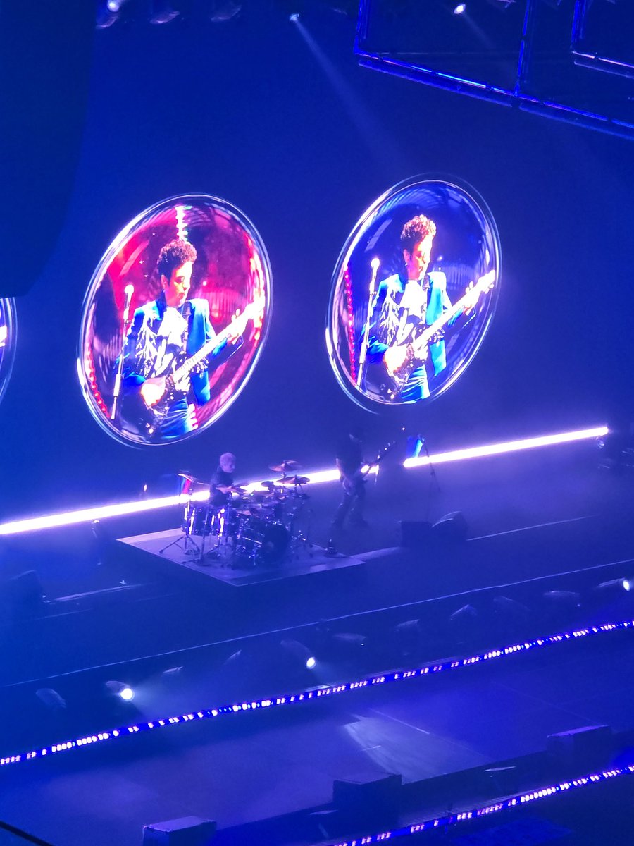 Nico_Cocoloco's tweet photo. Gran Show de Soda Stereo en el Antel Arena https://t.co/yImNuc9rYI