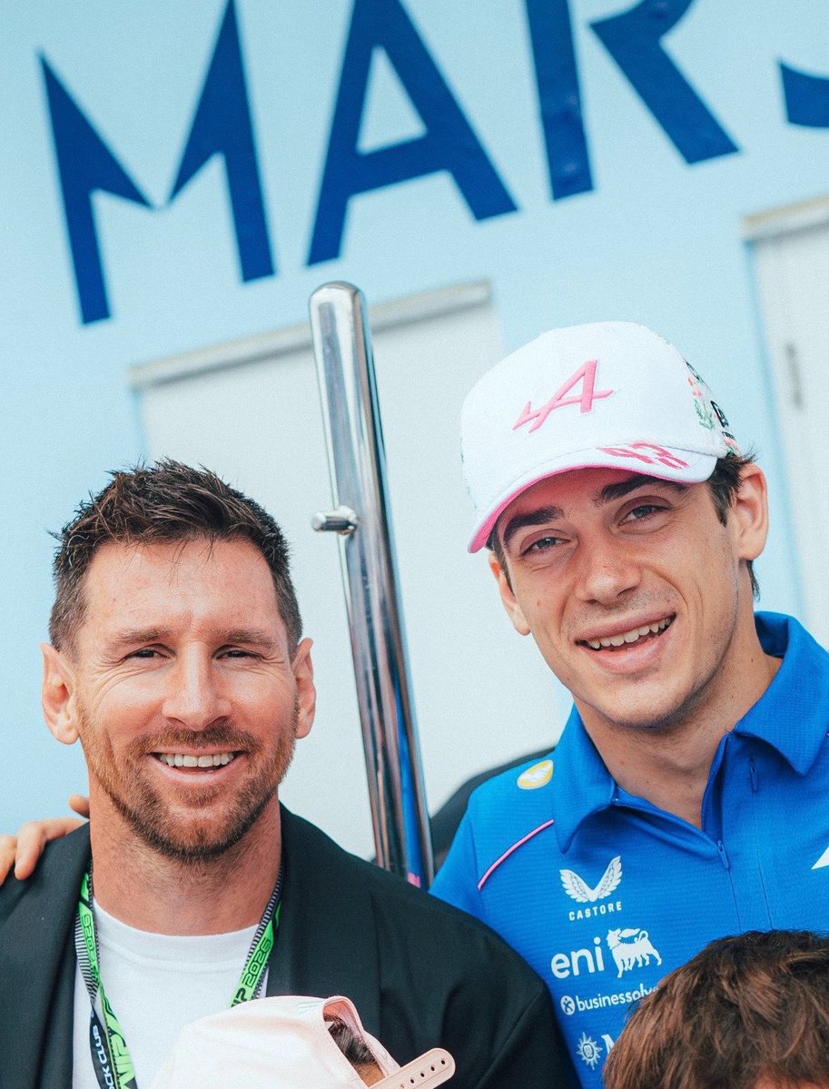 El mes de Franco Colapinto:

- Hizo una exhibición en Argentina y lo fueron a ver +600.000 personas

- Conoció a Messi

- Se puso de novio

- Sumo puntos en la F1

🐐🐐🐐