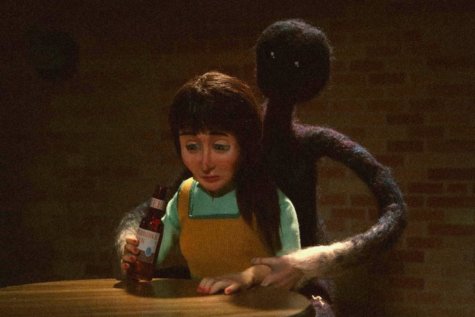 La serie de terror que no te puedes perder es THE SHIVERING TRUTH, una oscura colección de sketchs terroríficos donde hay lluvias de conejos, seres de otro mundo que viven dentro de tu cabeza, maldiciones familiares y muchísima sangre. La tenéis en HBO, parece un mal viaje de LSD