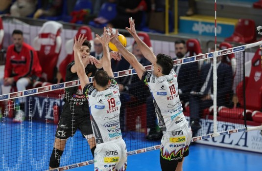tuttoggi's tweet image. La Sir sbanca in rimonta l’Eurosule e si porta sul 2-0 | Mercoledì può essere già Scudetto ow.ly/5kiP106y0s3

#tuttoggi #Perugia #Sport
