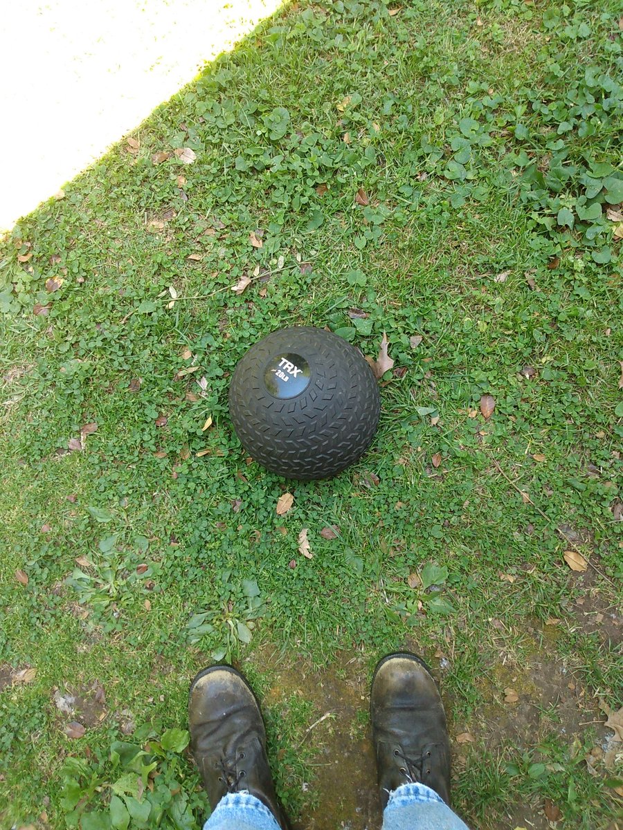 jocomplication1's tweet photo. Doing an experiment to see what heavy strength training does during an extended fast. 71 hours in now, and I've done a full load of calisthenics skills and accessories, couple sets of 40lb on swings. Bout to finish up with a swing thruster complex with this guy, 3 sets of 20. https://t.co/YfGReQ9g31