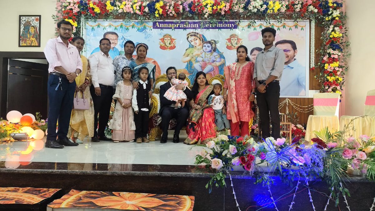 PanchamKumarPr3's tweet photo. विकास मल्टी स्पेशलिटी हॉस्पिटल एवं विकास ग्रुप ऑफ इंस्टिट्यूशन के माननीय डायरेक्टर श्री राधाचरण सिंह जी की प्रिय पोती तथा विकास हॉस्पिटल के निदेशक डॉ. शिव प्रसाद सिंह जी की सुपुत्री के शुभ अन्नप्राशन संस्कार के पावन अवसर पर सपरिवार ससम्मान उपस्थित हुए https://t.co/sMghTOkg08