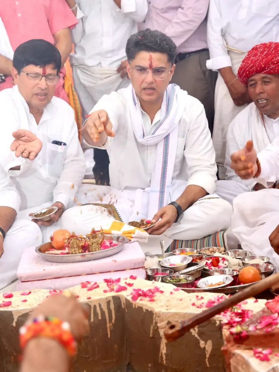 SundarSiras_'s tweet photo. (आसीन्द) श्री बैकुंठ धाम बरनाघर में आयोजित 51 कुण्डात्मक विष्णु महायज्ञ के धार्मिक आयोजन में सचिन पायलट साहब सम्मिलित हुये 
भगवान की कृपा सदैव आप पर बनी रहे .....!!
@sachinpilot 

#sachinpilotreels #sachinpilot #rajsthancongress #congressparty #reflectiongram https://t.co/6WVEcVB2EU