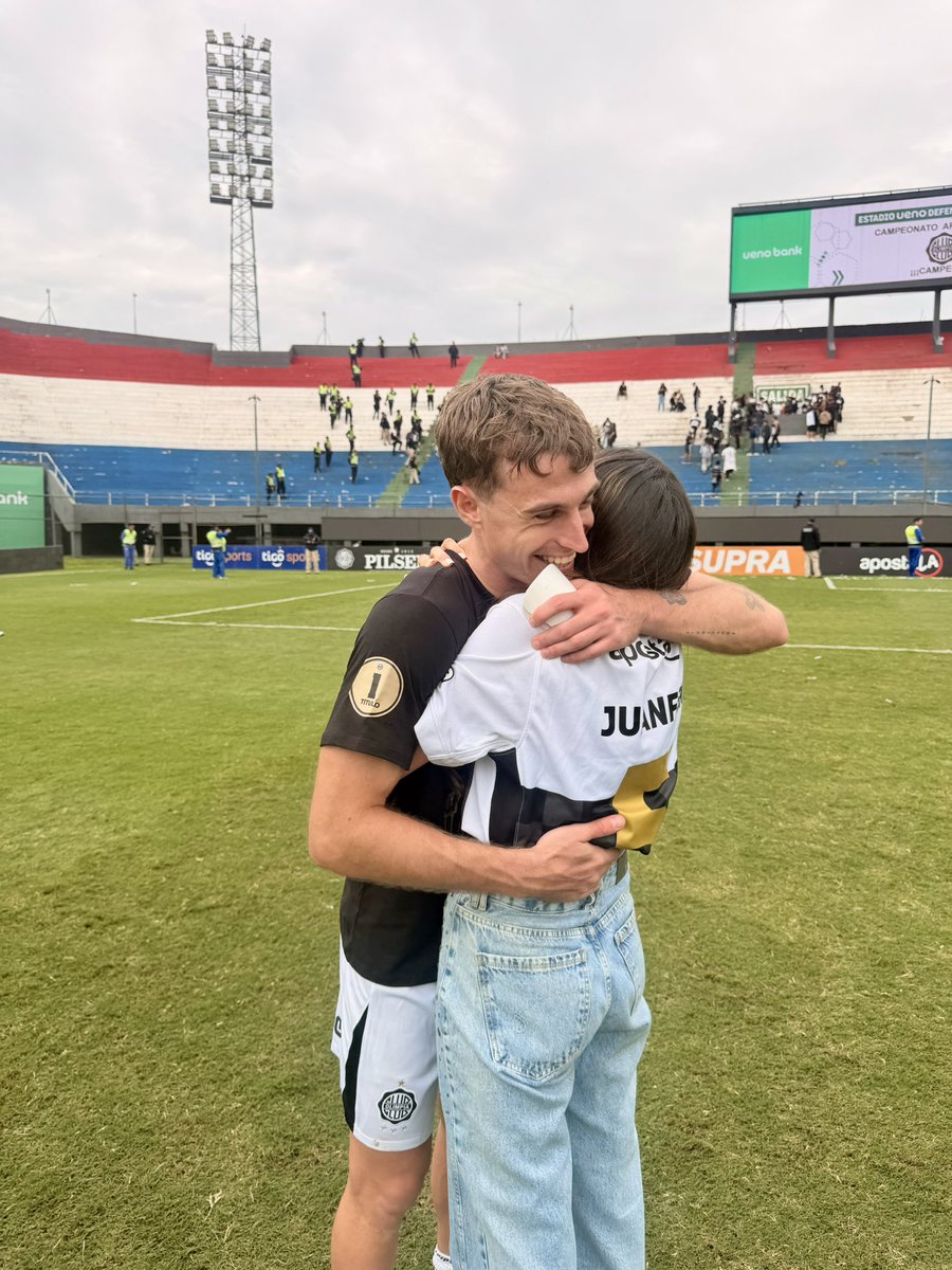 fiofrancoss's tweet photo. CAMPEONES MI AMOR !!!!! tan merecido, y tan contenta por vos! te amooo @JuanferAlfaro 🏆🤍🖤🤍 https://t.co/72qkMHVdvZ