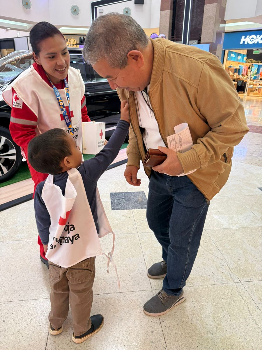 cruzroja_asu's tweet photo. Hoy estuvimos con nuestra colecta #LaFiestaDeLaBanderita 2026 #LaAyudaNosUne en nuestro segundo día. Gracias a quienes contribuyeron hoy y gracias por el espacio a @delsol_py 

Nos vemos en breve por la Costanera de Asunción! https://t.co/waRXtnS0iL