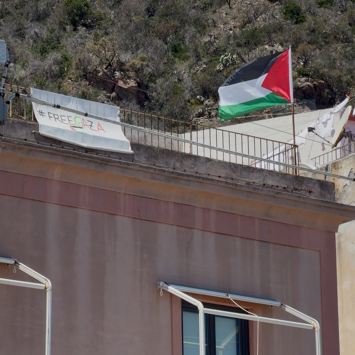 coryleguen's tweet image. Ce week-end, j’étais dans un village reculé de l’Italie. 

Incroyable ! 🇵🇸

#LGBTQIASparkleUp
#FREEPALESTİNE