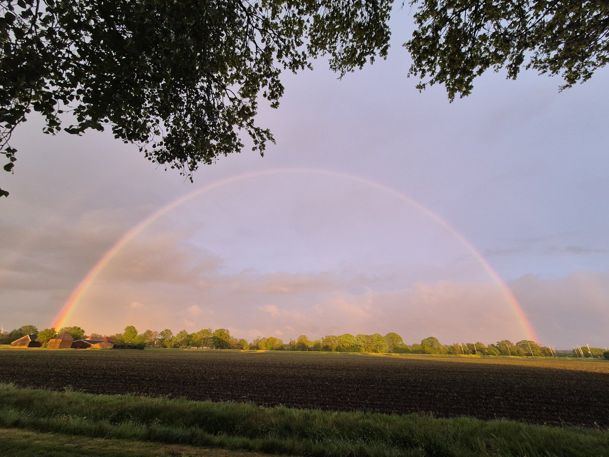 gerritwermink's tweet image. Het kan verkeren, even met plezier in de regen gelopen,  wat een traktatie 🙏 #dankbaar #regenboog #regen