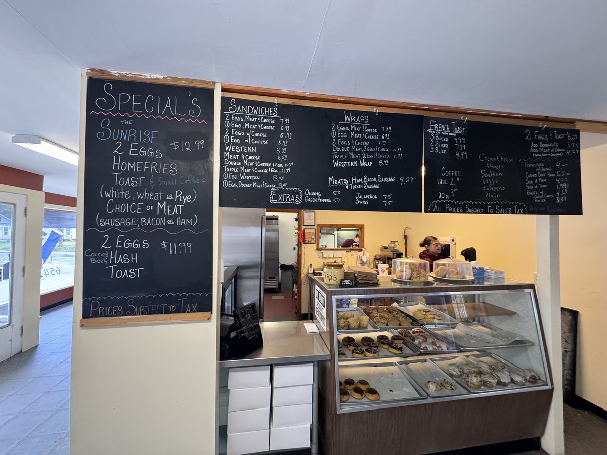 SmullenNewYork's tweet image. Owner Ron Tefft, six employees, over 20 years in business, and a great community member. I really enjoyed my visit to Biscuit's Bakery.

#smallbusiness
#bakery
#cinnamonrolls
#entrepreneur
#goodstuff
#NY21