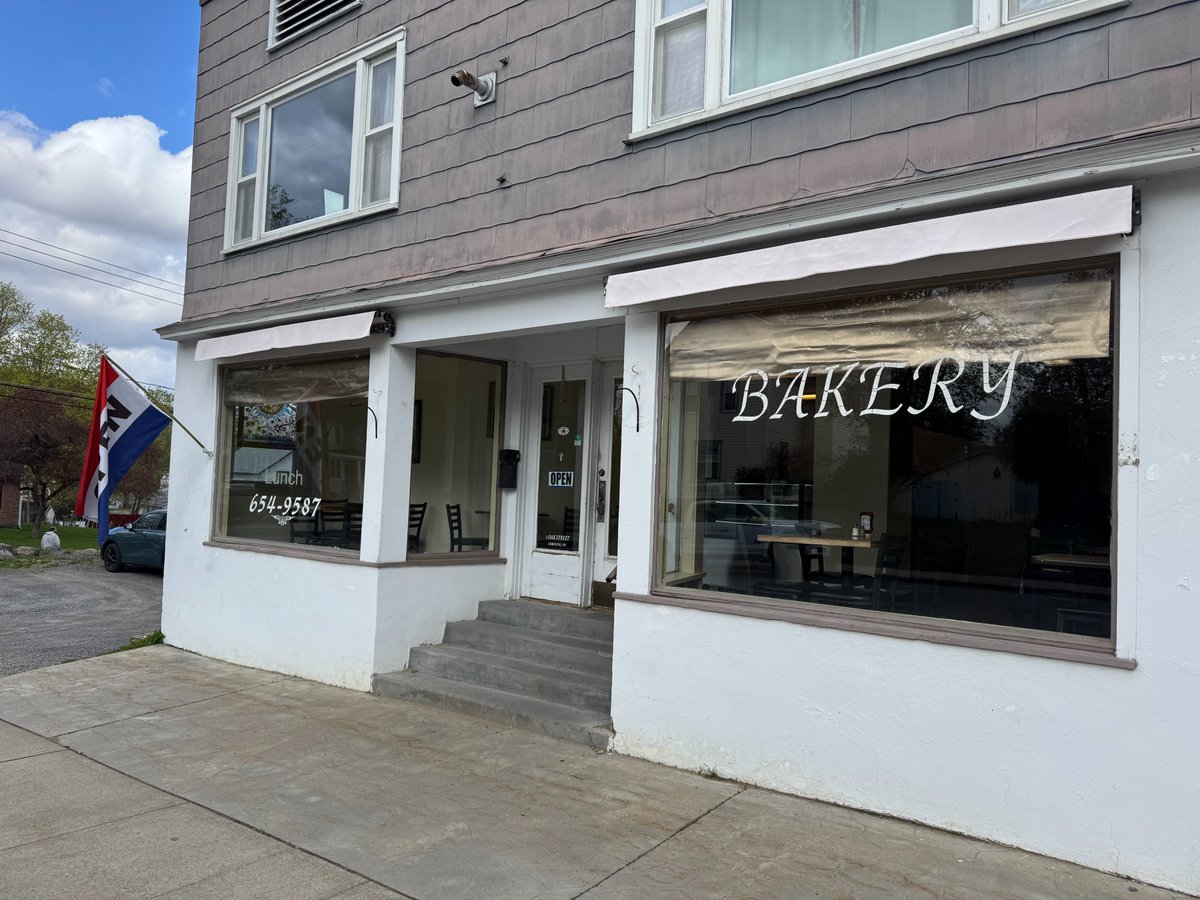 SmullenNewYork's tweet image. Owner Ron Tefft, six employees, over 20 years in business, and a great community member. I really enjoyed my visit to Biscuit's Bakery.

#smallbusiness
#bakery
#cinnamonrolls
#entrepreneur
#goodstuff
#NY21