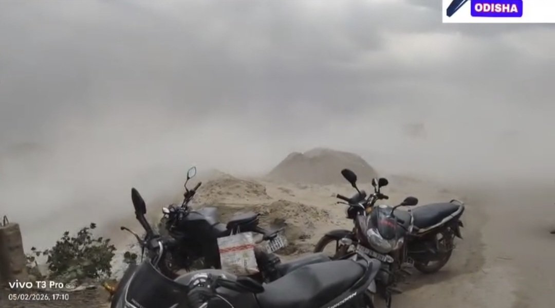 buboon09's tweet photo. Chandikhole–Paradeep stretch of NH-53 near Bhutmundai is still incomplete. Heavy dust all day. During strong winds, visibility drops to 0 road becomes invisible. High accident risk! Take immediate action &amp; complete the work ASAP.
@NHAI_Official @MORTHIndia @nitin_gadkari #Odisha https://t.co/CiZEKTwZt8