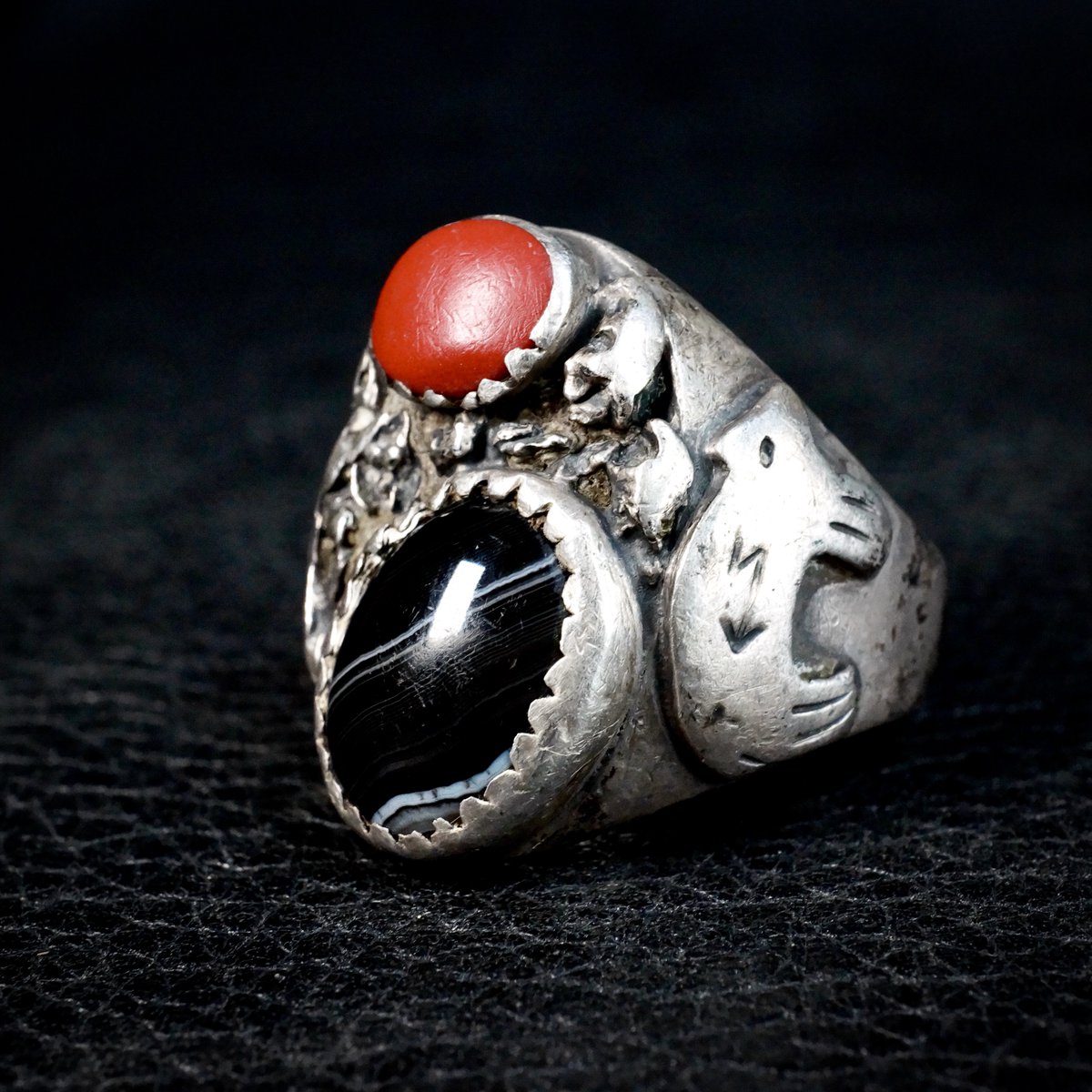 FarRiderWest's tweet image. Old Pawn Navajo Onyx &amp;amp; Coral Sterling Silver Bear Ring - Unique Men's Native American Jewelry 
Available at Etsy Far-Rider-West.com Mid Century Rare Old Handcrafted Native American Ring with Sterling Silver Bear Totems on Each Side. 
#bear #oldpawn #UniqueRing #animaltotem