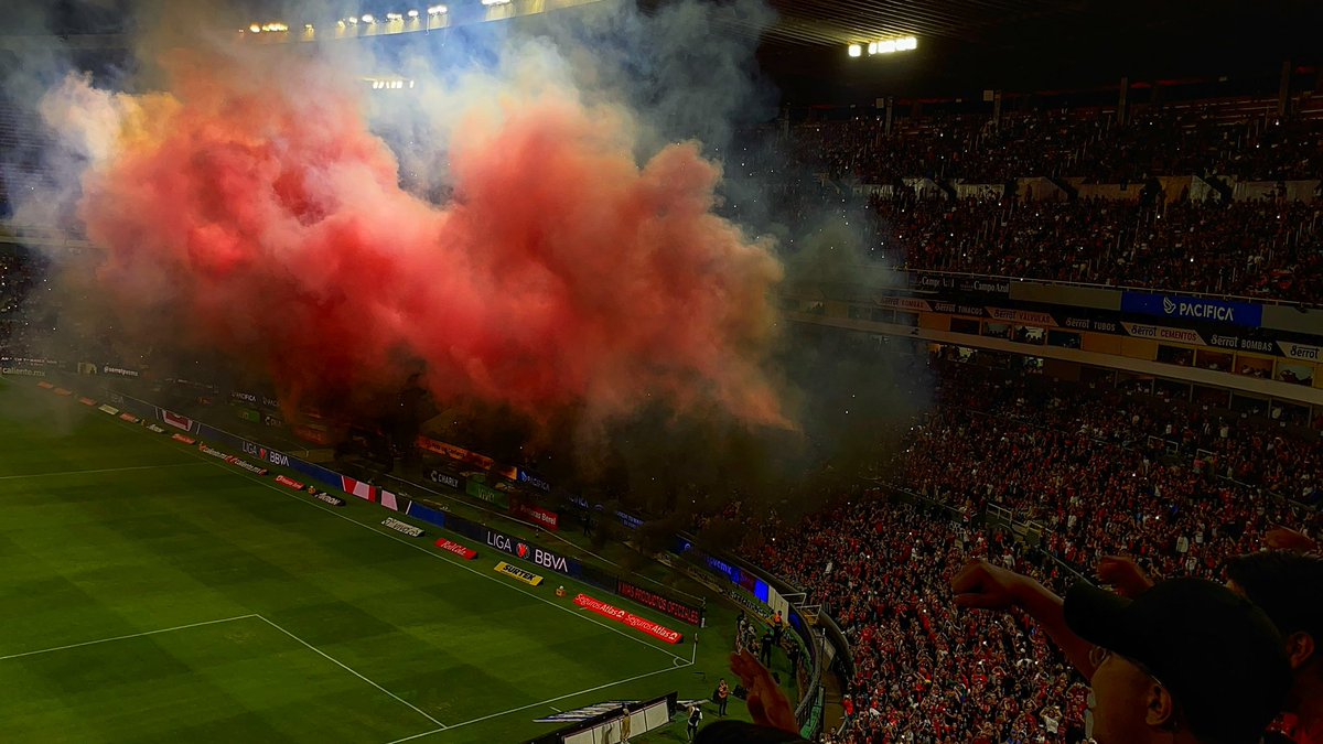 diegoaefe's tweet photo. Hay tantas cosas que se pueden complicar, pero antes muerto que dejar de soñar. 🔴⚫️ https://t.co/sXszYizQfq