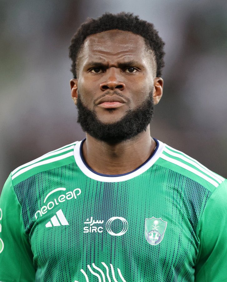 والله اللاعب ذا حيرني مدري يطلع او يقعد ؟

رأيكم!؟
