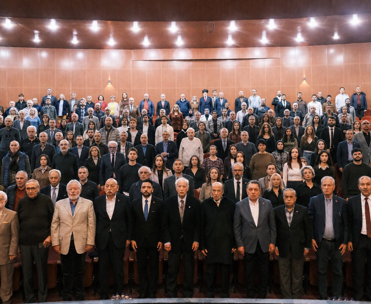 MAYAGencDusunce's tweet photo. 3 Mayıs Türkçülük Günü vesilesiyle gerçekleştirdiğimiz Milli Düşünce ve Gençlik Buluşmamızı; kıymetli misafirlerimizin, akademisyenlerimizin, sivil toplum kuruluşlarımızın ve genç kardeşlerimizin yoğun katılımıyla büyük bir gurur ve heyecan içerisinde tamamladık.

3 Mayıs 1944; Türk milletinin milli şuuruna, kimliğine ve geleceğine sahip çıktığı tarihi bir dönüm noktasıdır. Bu anlamlı gün, Türk gençliği için yalnızca bir anma değil; birlik, bilinç ve sorumluluk çağrısıdır.

Programımızda gerçekleştirdikleri kıymetli konuşmalarla bizlere ışık tutan Prof. Dr. Fikret Eren’e, Prof. Dr. Hayrettin İvgin’e ve Prof. Dr. Meşkure Yılmaz’a şükranlarımızı sunuyoruz.

Ayrıca program hazırlığında işbirliği yapmış olduğumuz TURKKON ve BİLDER’e, katılım sağlayan tüm sivil toplum kuruluşlarına, kıymetli bakanlarımıza, milletvekillerimize; Ankara Büyükşehir Belediyesi Başkan Vekili Sayın Faruk Köylüoğlu’na, Ankara Büyükşehir Belediyesi Meclis Başkan Vekili Sayın Ertan Işık’a ve geçmiş dönem milletvekili Sayın Feramuz Üstün’e teşekkürlerimizi sunarız.

Emeği geçen, katılım sağlayan ve bu anlamlı günde bizlerle aynı heyecanı paylaşan herkese gönülden teşekkür ediyoruz.

Türk gençliği vardır, Türk milleti daima var olacaktır.