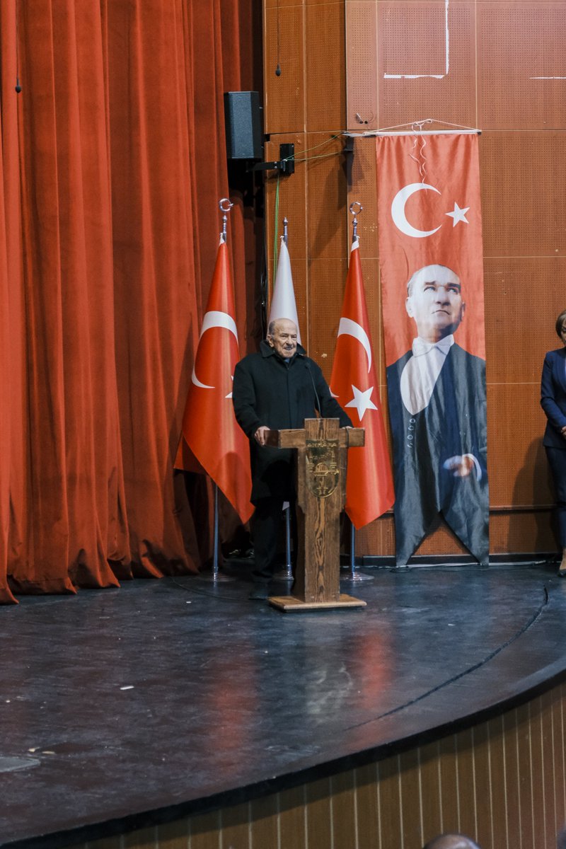 MAYAGencDusunce's tweet photo. 3 Mayıs Türkçülük Günü vesilesiyle gerçekleştirdiğimiz Milli Düşünce ve Gençlik Buluşmamızı; kıymetli misafirlerimizin, akademisyenlerimizin, sivil toplum kuruluşlarımızın ve genç kardeşlerimizin yoğun katılımıyla büyük bir gurur ve heyecan içerisinde tamamladık.

3 Mayıs 1944; Türk milletinin milli şuuruna, kimliğine ve geleceğine sahip çıktığı tarihi bir dönüm noktasıdır. Bu anlamlı gün, Türk gençliği için yalnızca bir anma değil; birlik, bilinç ve sorumluluk çağrısıdır.

Programımızda gerçekleştirdikleri kıymetli konuşmalarla bizlere ışık tutan Prof. Dr. Fikret Eren’e, Prof. Dr. Hayrettin İvgin’e ve Prof. Dr. Meşkure Yılmaz’a şükranlarımızı sunuyoruz.

Ayrıca program hazırlığında işbirliği yapmış olduğumuz TURKKON ve BİLDER’e, katılım sağlayan tüm sivil toplum kuruluşlarına, kıymetli bakanlarımıza, milletvekillerimize; Ankara Büyükşehir Belediyesi Başkan Vekili Sayın Faruk Köylüoğlu’na, Ankara Büyükşehir Belediyesi Meclis Başkan Vekili Sayın Ertan Işık’a ve geçmiş dönem milletvekili Sayın Feramuz Üstün’e teşekkürlerimizi sunarız.

Emeği geçen, katılım sağlayan ve bu anlamlı günde bizlerle aynı heyecanı paylaşan herkese gönülden teşekkür ediyoruz.

Türk gençliği vardır, Türk milleti daima var olacaktır.