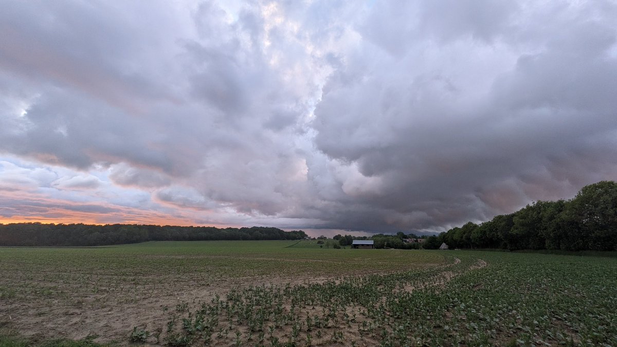 GillesLievens's tweet image. 3mm de pluie sur le mois d'avril, je m'impatientais...
Puis 3 jours d'orages, on en a déjà marre!
En #agriculture, la bonne météo est celle qui ne dure pas.