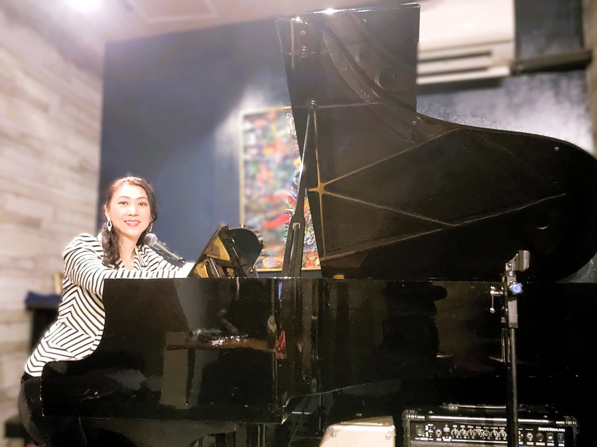 yamakyo10's tweet photo. 連休明けのライブ♪お待ちしています！

５月７日（木）メグスタ
やまもときょうこ（vo/ｐ）
Open19:00　Start19:45~22:00（休憩を入れて２ステージ）　
ミュージックチャージ：TIP制ライブ＋Order
テーブルチャージ ￥880＋1ステージ1オーダー以上
場所：横浜市中区常磐町6－74　1階
TEL 045-228-886 https://t.co/o7U3R0A7JS