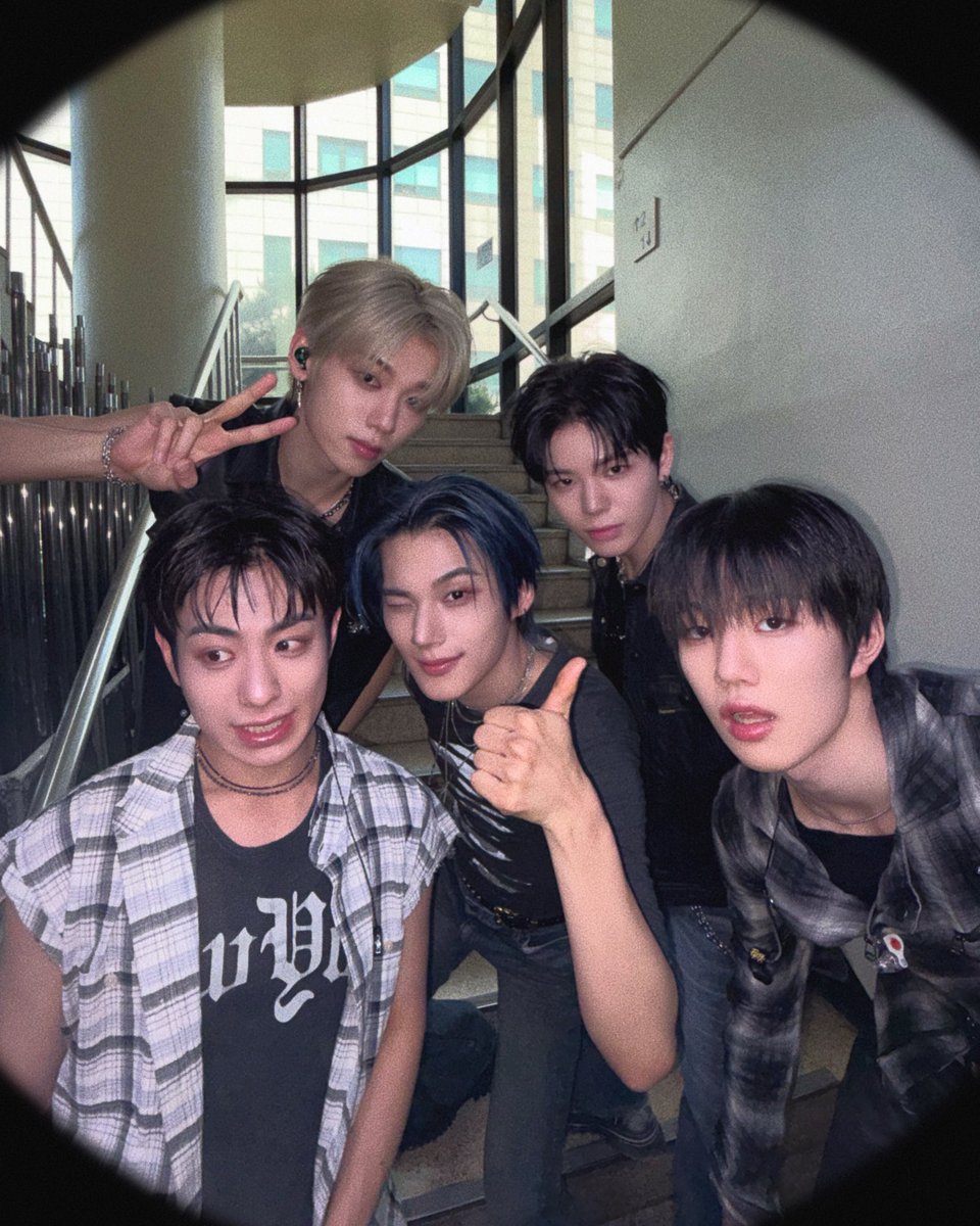 starlighteon's tweet image. not sure how to describe this genre of evnne group shots but!! im a #fan