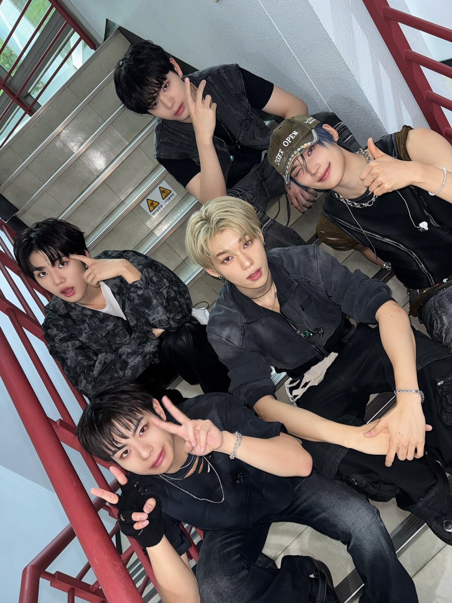 starlighteon's tweet image. not sure how to describe this genre of evnne group shots but!! im a #fan