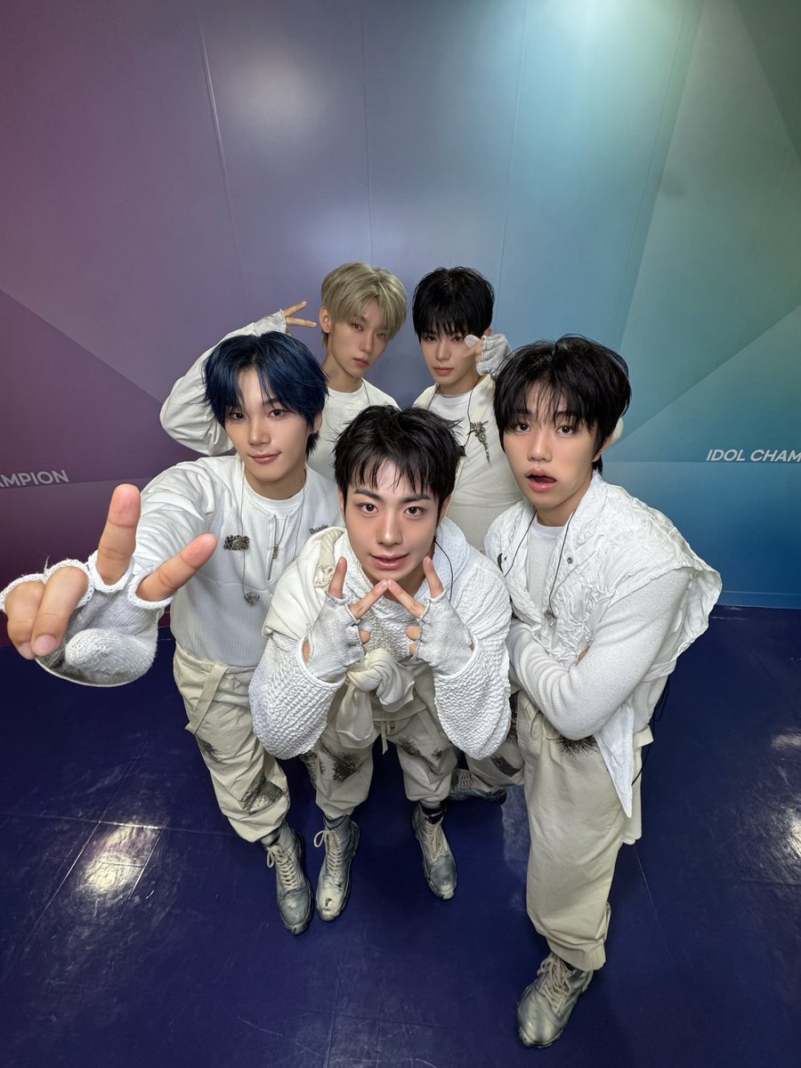 starlighteon's tweet image. not sure how to describe this genre of evnne group shots but!! im a #fan
