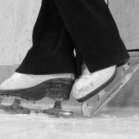 au swanqueen - river road ⛸️

emma swan (rússia) e regina mills (canadá) são rivais no gelo há cinco anos. emma sempre vence. na final olímpica, regina cai de propósito para dar a vitória a emma. agora, as duas precisam encarar o que sempre evitaram: que nunca foi só rivalidade.