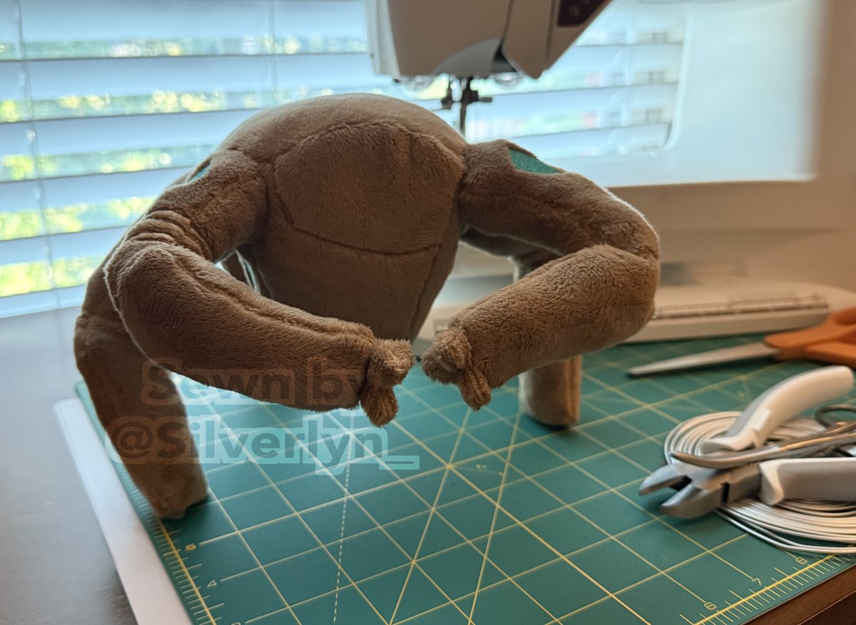 Silverlyn_'s tweet photo. Finished my latest custom plush project- Rocky from #projecthailmary https://t.co/KifwnvTex4