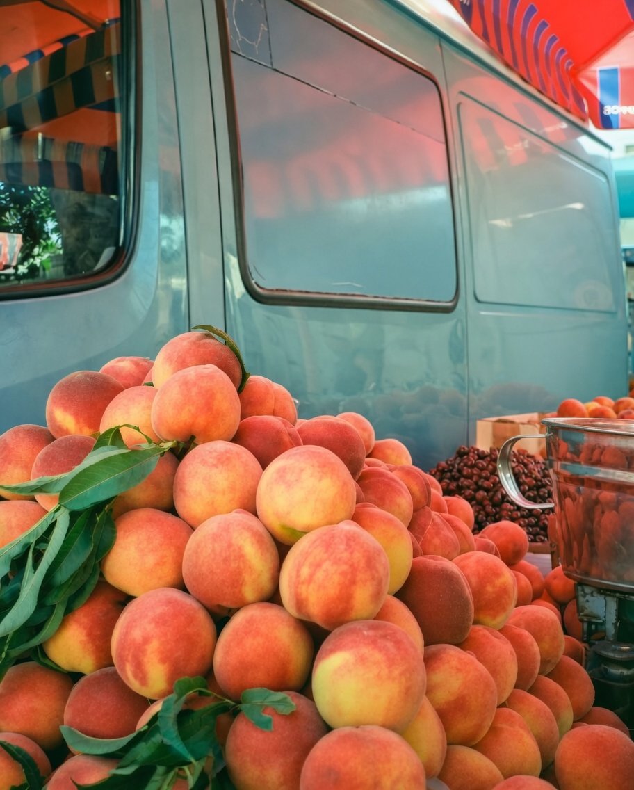 FegrdMuse's tweet image. Slide 1: Peach in motion. 
Slide 2: Peach in the sky.
Slide 3: Peach in the hand.

A perfect little triptych — one colour moving through energy, light, and nature, carrying its quiet warmth wherever it goes...🍑

#Colour #Color #ColourMuse #PeachPalette #ColourPsychology
