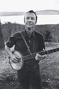 raza_naeem1979's tweet image. &amp;lt;icon&amp;gt; Happy 107th birthday to the legendary folk #singer  &amp;amp; social activist, the American 'Marxist minstrel' #PeteSeeger  who not only made @weshallovercome  the rallying cry of a whole generation of Civil Rights activism in the #UnitedStates , but also opposed the @vietnamwar .