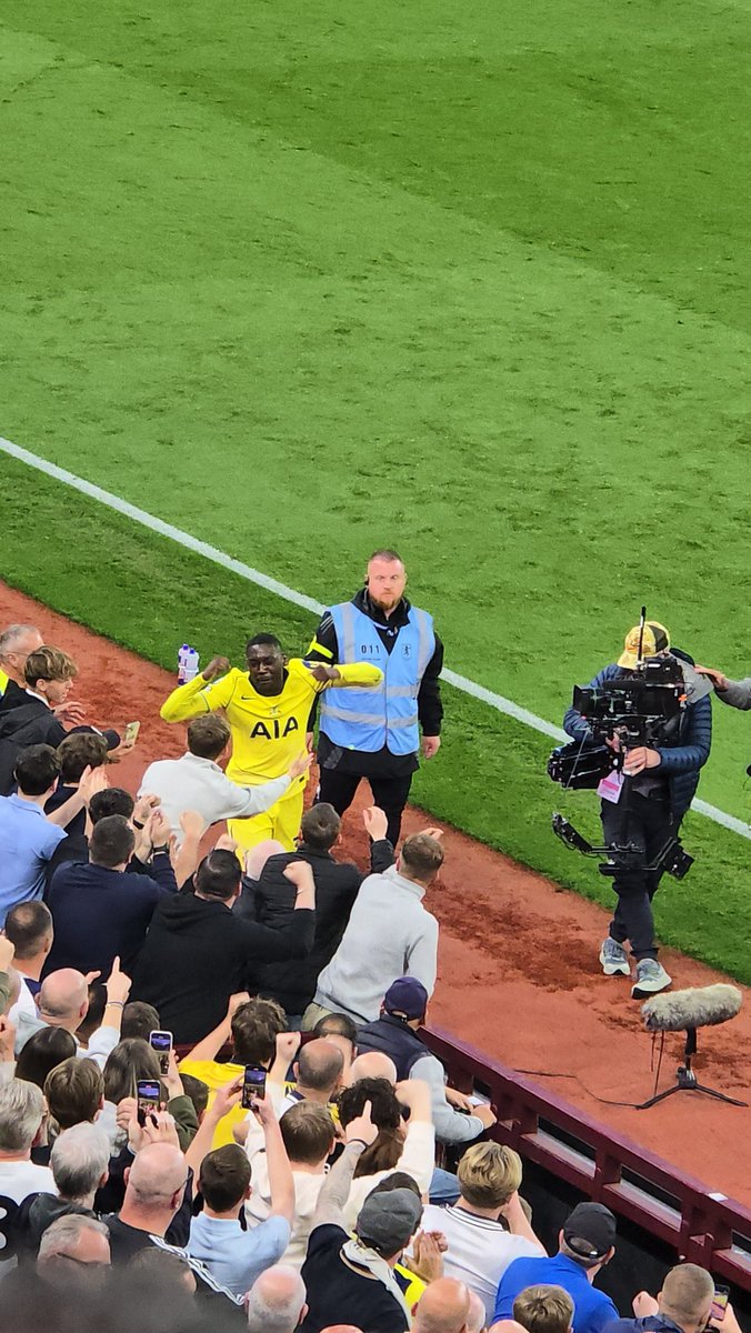 ChrisCowlin's tweet image. Randal Kolo Muani enjoying a moment with the away end.

#COYS #THFC