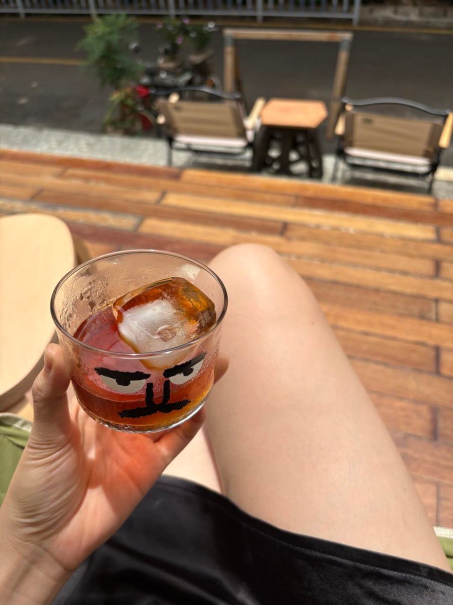 Yoon_as1's tweet image. From this angle, even the city becomes poetic. Ice-cold drink to cool off, legs feeling lazy~ 🍸🌿
#coffee #afternoontea