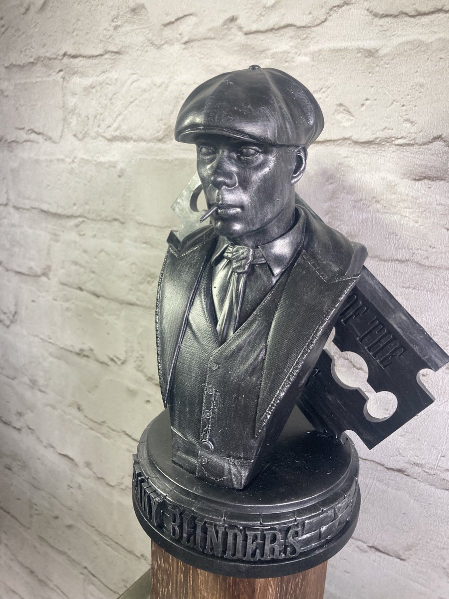 yeray_3dart's tweet image. This print goes HARD 🔥
A member of the @cults3d community just printed my Thomas Shelby bust and… wow.

The textures, the attitude, that metallic finish… pure Peaky Blinders energy.

Get the STL here 👇
cults3d.com/es/modelo-3d/a…

#3Dprinting #3Dprint #STL #PeakyBlinders