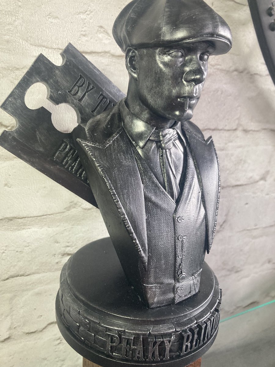 yeray_3dart's tweet image. This print goes HARD 🔥
A member of the @cults3d community just printed my Thomas Shelby bust and… wow.

The textures, the attitude, that metallic finish… pure Peaky Blinders energy.

Get the STL here 👇
cults3d.com/es/modelo-3d/a…

#3Dprinting #3Dprint #STL #PeakyBlinders